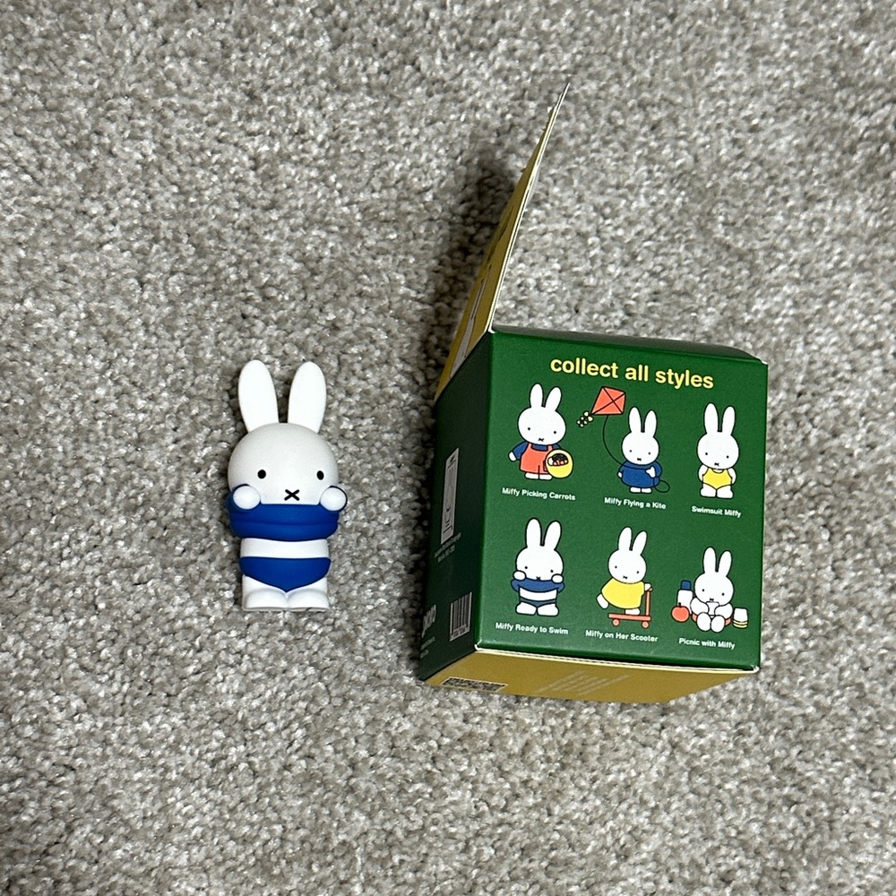 Miffy Goes Outside Blind Box Figure - White & Blue OPENED - Picture 2 of 2